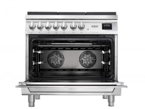 cucina lofra con forno aperto, ripresa dal basso